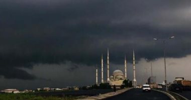 سحب سوداء تحول نهار مدينة إسطنبول إلى ليل