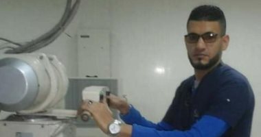 فنى أشعة بالحجر الصحى بكفر الزيات يستقبل والدته مصابة بكورونا ويودعها بعد وفاتها