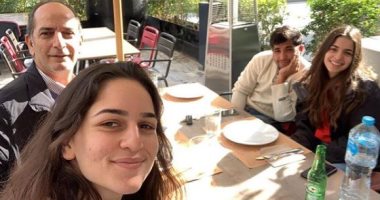 "الحبايب".. نور ابن هشام سليم يحتفي بوالده وشقيقاته فى صورة عائلية
