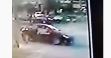 فيديو.. الشرطة الأردنية تنقذ امرأة وابنتها من سيارة مشتعلة
