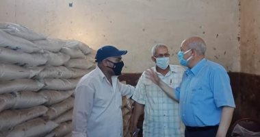 صور .. رئيس مدينة الحسينية بالشرقية يتابع صرف الأسمدة للمزارعين