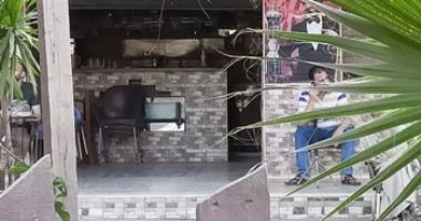 اضبط مخالفة.. صاحب مقهى يتحدى قرارات مواجهة كورونا ويستقبل روادها بالمحلة
