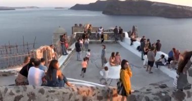 جزيرة سانتورينى فى اليونان تفتح أبوابها أمام حركة السياح بالعالم.. فيديو