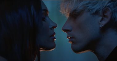 ميجان فوكس تؤكد قصة حبها لـ Machine Gun Kelly بـ"بوسة".. صور