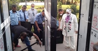 صور.. استلام 84 بوابة تعقيم.. ووكيل تعليم كفر الشيخ تشيد بالتزام المعتذرين