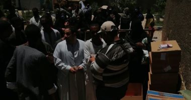 صور.. تجمعات وتزاحم بين المواطنين خلال بيع "السجائر" جنوب الأقصر