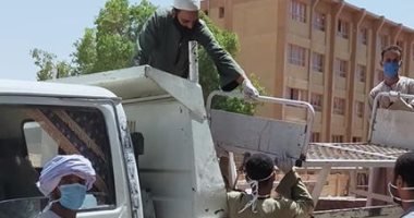 شباب قرية الدير يجهزون العمارة السكنية وفرشها لخدمة عزل مصابى كورونا.. صور