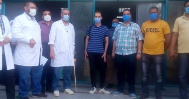معهد قلب سوهاج يحتفل بشفاء أول 3 حالات من مصابى كورونا لسيدتين وفنى تحاليل