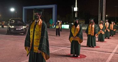 حفلات التخرج فى زمن كورونا.. أولياء الأمور فى سياراتهم للتباعد بالبحرين (صور)