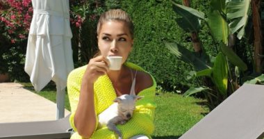 نوال الزغبى فى إطلالة أنيقة باللون الأصفر.. اعرف رأيها فى القهوة
