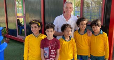 وسط الأطفال.. محمود حميدة فى صورة جديدة من كواليس فيلم الغسالة
