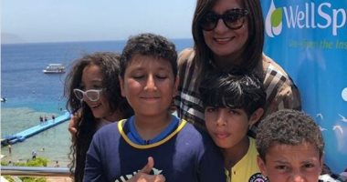 وزيرة الهجرة مع نجل الشهيد المنسى: لولا تضحية والده مكنش ممكن نطمن على بلدنا