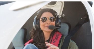 إليسا تنشر صورة قديمة من داخل طائرة: آمل أن أطير مرة أخرى وأغني لكم جميعا