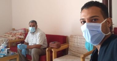 مدير مستشفى الأقصر العام خلال إجراء آخر مسحة "سلبية" وتأكد شفائه من كورونا