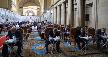 صور.. رئيس نادى قضاة مصر يكرم رئيس القضاء الأعلى ويهديه درع النادى