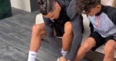 رونالدو يربط حذاء ابنه جونيور الجديد بمناسبة عيد ميلاده الـ 10 