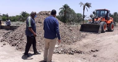 صور.. رفع 130 طن تراكمات أتربة ومخلفات مبانى بالطود
