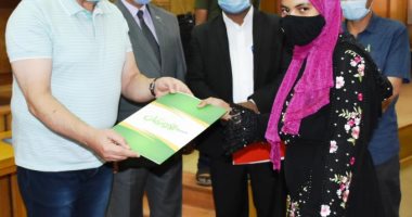 محافظ أسوان يسلم شيكات مساعدات مالية لـ 5 عرائس يتيمات.. صور