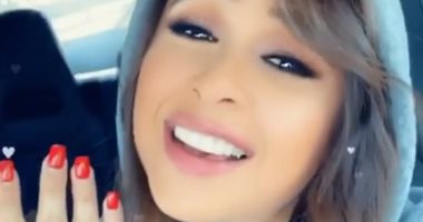 حلوة البدايات.. ياسمين عبد العزيز تغنى للهضبة داخل سيارة .. "فيديو وصور"
