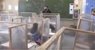 حواجز لفصل بين الطلاب فى مدرسة بجنوب افريقيا لمنع عدوى كورونا.. فيديو