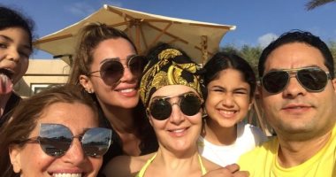 صور.. غادة عبد الرازق تقضى الأجازة الصيفية مع زوجها وأسرتها