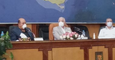محافظ جنوب سيناء يوجه رؤساء المدن بتوزيع كمامات واقية على عمال النظافة