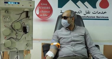 صور.. متعافي جديد يتبرع بالبلازما في المركز الإقليمي لنقل الدم بالأقصر