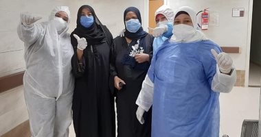 صور.. خروج سيدتين من إسنا وأصفون عقب شفاؤهما من كورونا بمستشفى الأقصر العام