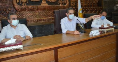 لمحابهة "كورونا"..  محافظ الغربية يجتمع برؤساء المراكز والمدن والأحياء