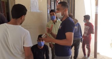 البركة فى الشباب.. متطوعون يساعدون كبار السن لصرف المعاشات بالشيخ زويد