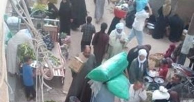 سيبها علينا.. قارئ يشكو من التزاحم الشديد بسوق الإثنين فى جهينة بسوهاج