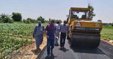 رئيس مدينة المحلة يتابع أعمال رصف طرق قرية محلة حسن .. صور