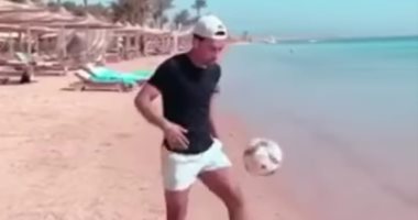 يوسف أوباما يحتفل بعودة الدوري بوصلة مهارات على البحر.. فيديو