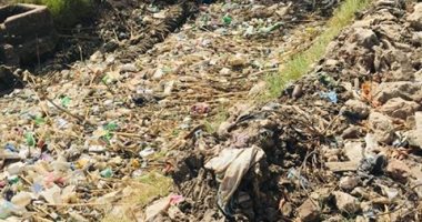 قارىء يطالب المسئولين بتطهير المجرى المائى بالمناطق الزراعية فى قرية بسوهاج