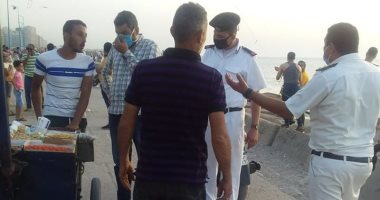 صور .. فضّ تجمعات المواطنين على الكورنيش شرق الاسكندرية