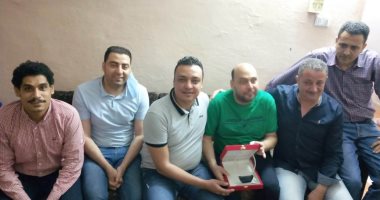 بالصور .. شباب كفر الشيخ يكرمون الطبيب البطل محمود سامى ويهدونه درعاً