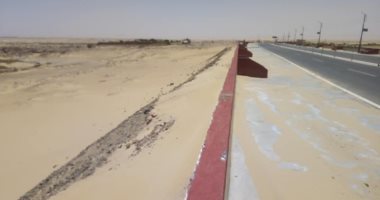 انتهاء رفع الرمال المتراكمة على طريق الخارجة ـ أسيوط بسبب الرياح