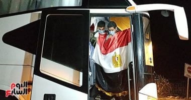 مصر لا تنسى أبنائها".. العائدون من ليبيا يرفعون علامة النصر ويشكرون الدولة
