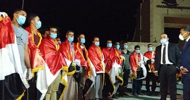 المصريون العائدون من ليبيا: قولنا مش هنشوف مصر تانى وشكرا للرئيس السيسي