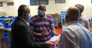 وزير الطيران يتابع الإجراءات الوقائية الخاصة بإعداد الوجبات لركاب مصر للطيران