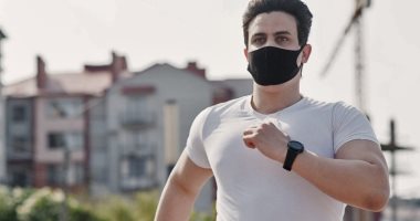 تعرف على خطورة ممارسة التمارين الرياضية أثناء ارتداء الكمامة