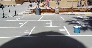 صور ..جامعة الإسكندرية تضع علامات إرشادية لمنع التزاحم فى امتحانات الفرق النهائية