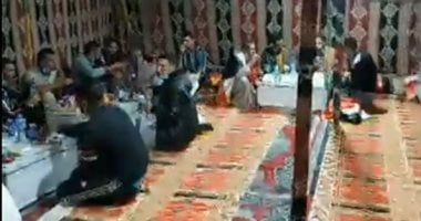 فيديو.. حفاوة استقبال العائدين من ليبيا.. ومحافظ مطروح يكشف تفاصيل عودتهم