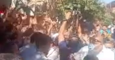 شاهد لحظة وصول المصريين العائدين من ليبيا لقريتهم .. الأفراح تعم القرية