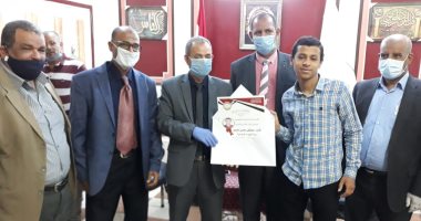 تعليم الوادى الجديد يكرم أوائل الشهادة الإعدادية ورواد التعليم بالخارجة ..صور