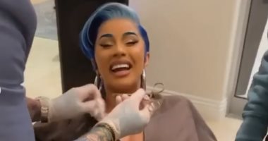 فيديو..  كاردي بي "مش ناسية الموضة" فى العزل.. عملت 3 piercings مرة واحدة