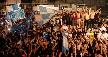 احتفالات جماهير نابولى بكأس إيطاليا تثير ذعر منظمة الصحة العالمية
