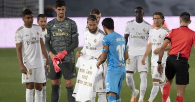 الريال ضد فالنسيا.. لاعبو الفريقين يتضامنون مع مساعد مدرب برشلونة السابق