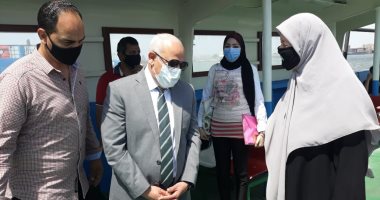 صور ..محافظ بورسعيد يلتقى المواطنين خلال استقلاله معدية بورفؤاد 