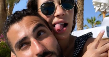 محمد الشرنوبى مع زوجته فى صورة جديدة من شهر العسل